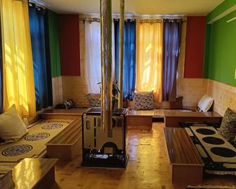 Rishi Home Stay your host in Eastern Pir Panjal ranges of Himalayas - Keylong - Living room