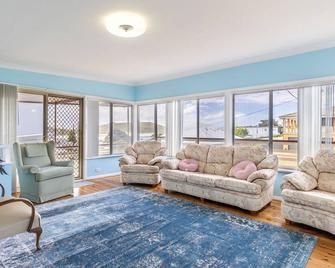 Golden Sands 2 Short Street, Air Con, Wifi, Beach View - Fingal Bay