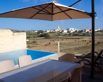 Kenn Holiday Home - Għarb - Basen