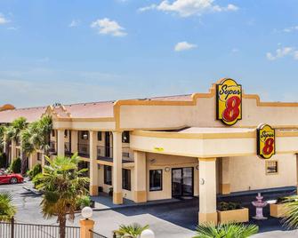 Super 8 by Wyndham Stockbridge - Stockbridge - Rakennus