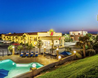 Super 8 by Wyndham Stockbridge - Stockbridge - Piscina