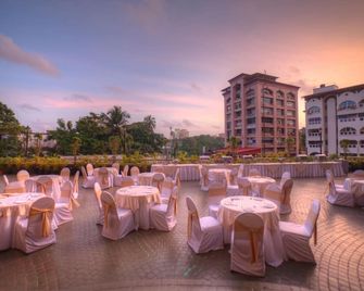 Goldfinch Hotel Mangalore - Mangalore - Banquet hall
