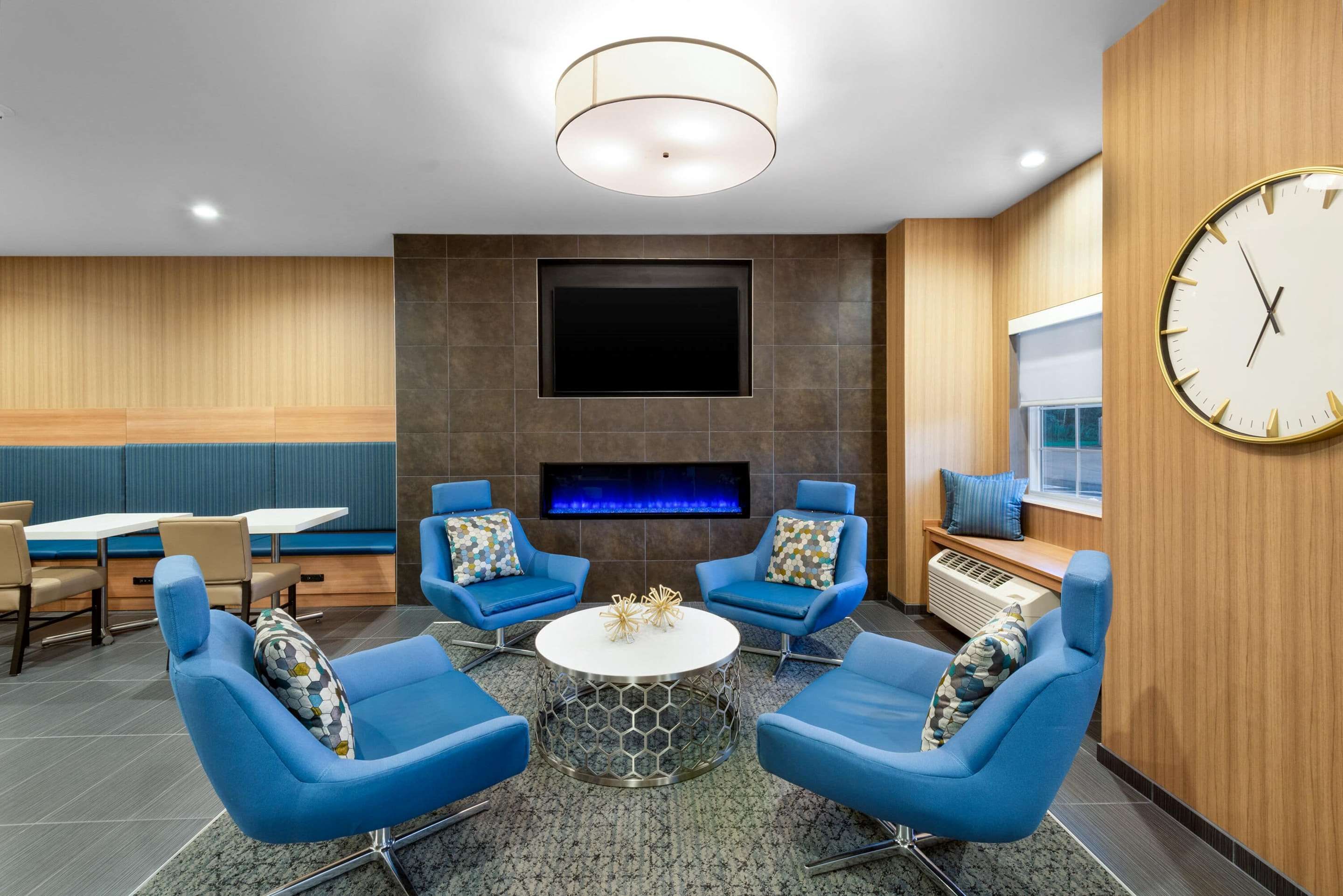 Microtel Inn & Suites by Wyndham Farmington - Farmington - Lounge