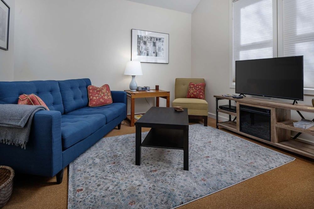 Immaculate Detached Cottage - Walk To Max, Drinks, Dining, 3 Miles To Dwntwn, Full Kitchen & Bbq - פורטלנד - סלון