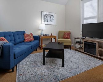 Immaculate Detached Cottage - Walk To Max, Drinks, Dining, 3 Miles To Dwntwn, Full Kitchen & Bbq - Portland - Sala de estar