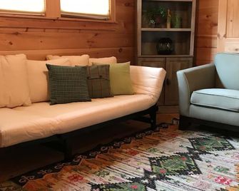 Wooded setting, upscale natural wood interior, approx 4 miles from town square - Dahlonega - Wohnzimmer