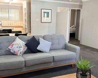 Rockingham Palace - Rockingham - Living room