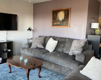 Guests enjoy their own one bedroom apartment in the Ozarks - Van Buren - Living room