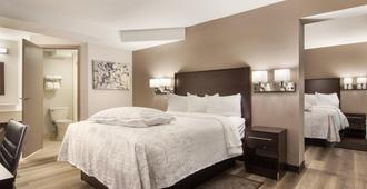 Red Roof PLUS+ & Suites Erie - Erie - Bedroom