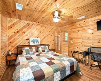 Wilderness Cabin - Nature Retreat in Peaceful Woods near Big Sandy Lake - McGregor - Bedroom