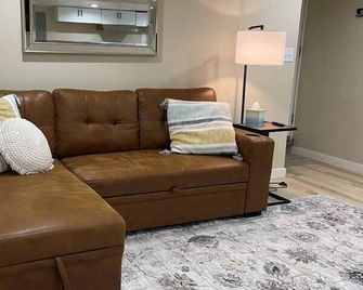 Cozy 2 bedroom Mainstreet Stay - Lakeview - Obývací pokoj
