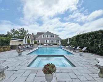Spacious waterfront 9-bedroom house in peaceful Quogue - Quogue - حوض السباحة