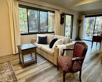 Charming Private Cabin Mini Farm Pets Welcomed Walk to The Lake, Trails & Town - Kent - Living room