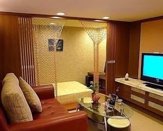 European Style Romantic Loft For 3 Near Trainsta - Kaohsiung City - Living room