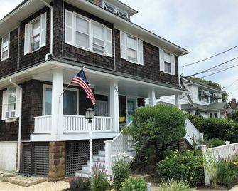 The Cozy Clamshell - Peaceful Bay Head Studio with AC - Steps to Beach w Parking - Bay Head - Edificio