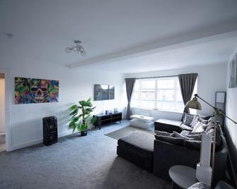 2 Bed Retreat with Roof Terrace - Cheadle Hulme - Living room