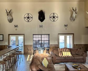 Large home, wide-open spaces, private pool. Perfect for large families/groups - Rio Frio - Living room