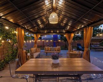 Breathtaking luxury family retreat - Covina - Patio