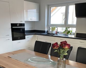 Sunny Home 3-room apartment - Göppingen - Kitchen
