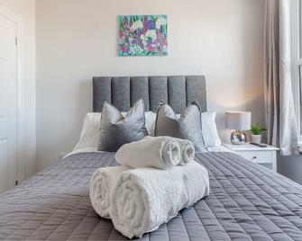 Host & Stay - The Bull Inn, 3 Double Rooms - Worcester - Bedroom