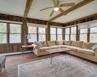 Historic Waterfront Retreat with Grill in Hagerstown - Hagerstown - Living room