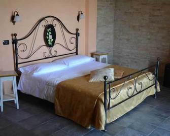 Trattoria Del Bivio - Serralunga d'Alba - Slaapkamer