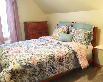 In-Town, Residential & Quiet, Walk to Shops, Ocean and Walk & Bike into Acadia! - Bar Harbor - Bedroom
