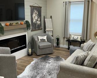 Cozy farm cottage w/firepit super close to great hiking trails & ski slopes. - Stroudsburg - Living room