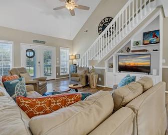 Welcome to 'The Haley Bug'! 5 Bedroom, 3 Baths; Just 435 Feet To The Ocean Shore - Edisto Island - Living room
