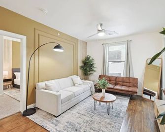 Stylish Frisco 2BR Retreat Close to Shopping & Corporate Hubs - Frisco - Living room
