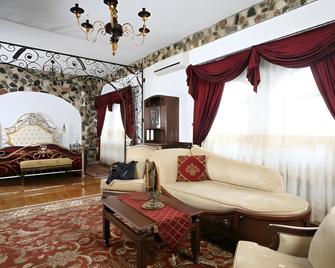 Hunter Prince Castle Hotel - Turda - Living room