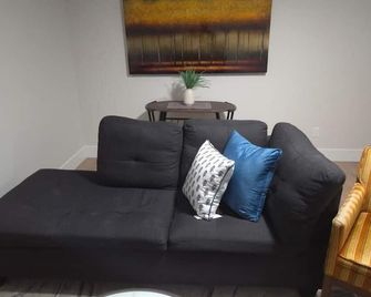Quiet Haven - One-Bedroom Suite - Riverview - Salon