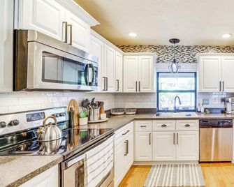 Port St Lucie Retreat: Lanai w/ Private Pool! - Port St. Lucie - Kitchen