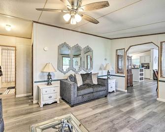 Charming Countryside Home with Covered Porch! - Livingston - Sala de estar