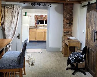 Payton's Place. A cozy cabin with private outdoor space pet friendly. \n - Walden - Restaurante