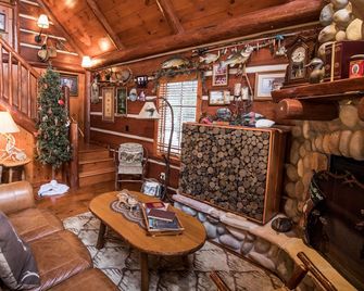 Rustic, Cozy, Northwoods Cabin steps away from Round Lake on Richardson Bay! - Hayward - Huiskamer