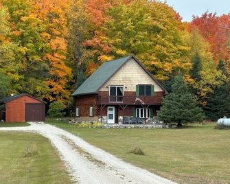 Pond Island Lodge, ORV/ Snowmobile trail access from driveway - Shingleton - Building