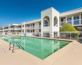 Motel 6 Newnan Ga - Newnan - Pool