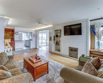 Quiet Manistee Home w/ Patio 1 Mi to Beaches! - Manistee - Sala de estar