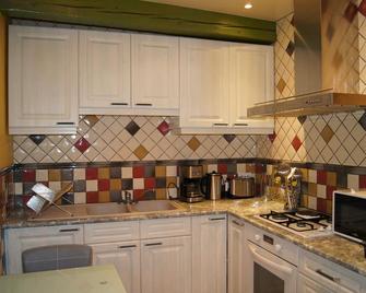 Soleil et Cure Apartment in town house located on the 1st floor - Le Boulou - Cuisine