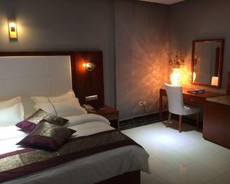 صن بيتش هوتل - كوتونو - غرفة نوم