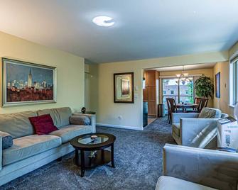 Water View, Best Area, 2 Bedrooms, WD, Jacuzzi Bath, New Carpet, Balcony, View, 825sf - Tacoma - Living room