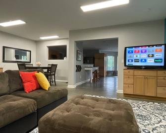 Unique quiet 2 Bedroom space in South Anchorage - Anchorage - Living room