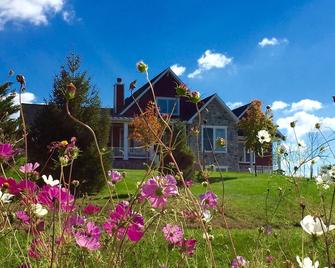 Kiwi Berry Farmette, Gardens, Seasonal Pool & Guest Suite at Wild Juniper Farm! - Gettysburg - Building