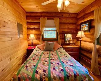 Beautiful log cabin on a private wooded lot - Pine River - Bedroom