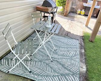 Cozy Retreat with Netflix & Work Desk - Fort Erie - Patio