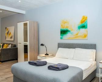 2 Bedroom Apartment By Central Serviced - Dundee - Bedroom