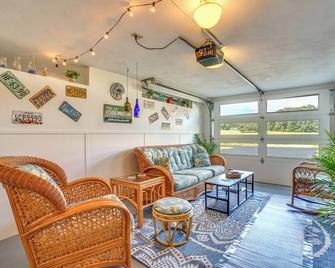 The MD And Pa Line Retreat Scenic Country Getaway! - Fairfield - Living room