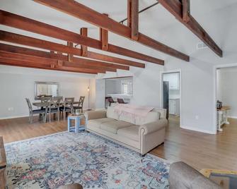 Eagle Creek Loft - Close To Shops Food Gsu - Statesboro - Living room