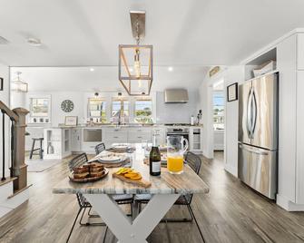 Walk on beach! Amazing views at Turner Tide! - Scituate - Dining room